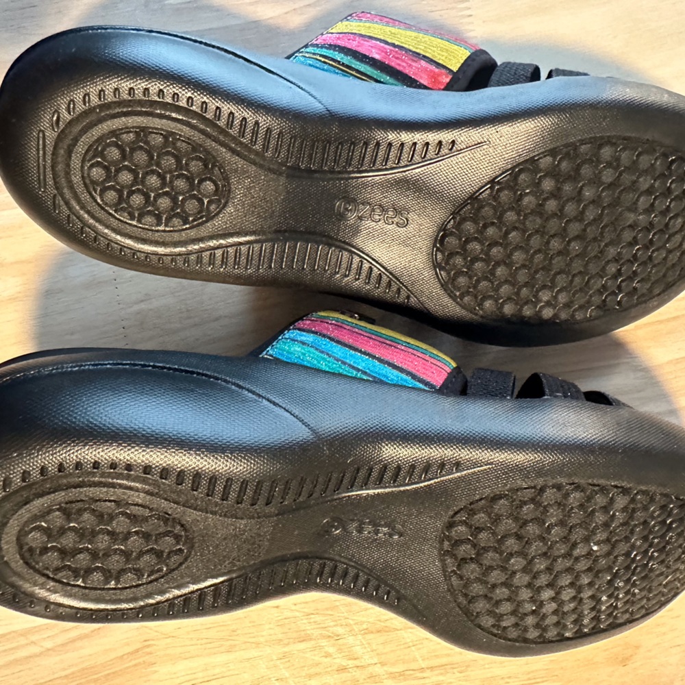 Bzees Sandals - Picture 2 of 4